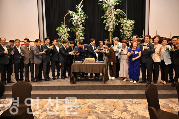 참석한 내빈들이 축하 떡 커팅을 한 뒤 건배를 했다.