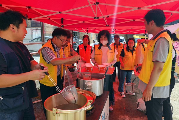                                                    ▲우동을 삶고 있는 자원봉사자들