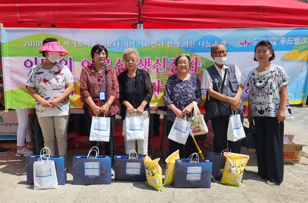                                                ▲생일을 맞으신 어르신들과 우수자원봉사자 들께 푸짐한 선물이 전달됐다.