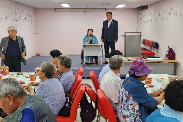                                  ▲인사말을 하고 있는 정토근 부의장과 안정열 의장