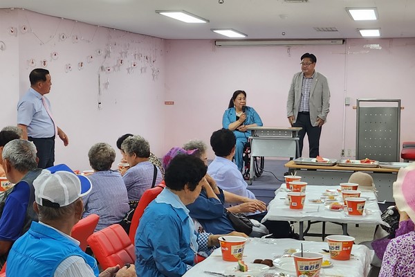                                                               ▲  최호섭 시의원도 격려의 말을 전했다. 