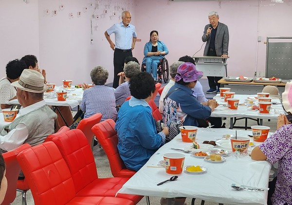                                                                         ▲여운천  회장이 인사말을 전하고 있다. 