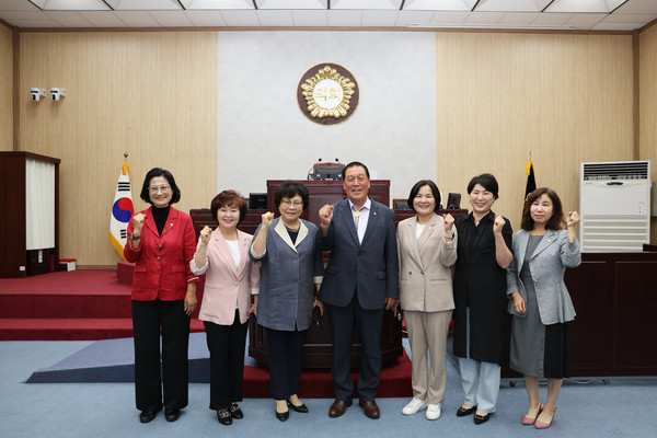                                                               ▲안성시의회 안정열 의장과 각 시군 여성의장단