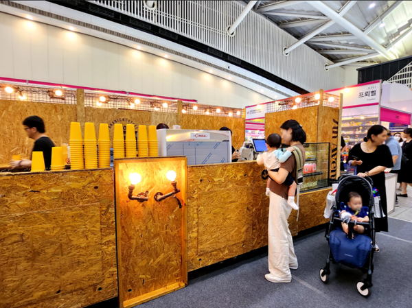 ▲카페 다회용컵 사용 카페 전경,