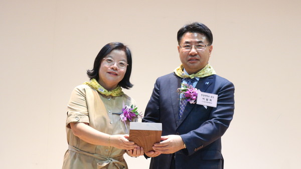                                    ▲이원희 한경국립대학교 총장이  여성단체 감사패를 수상했다. 
