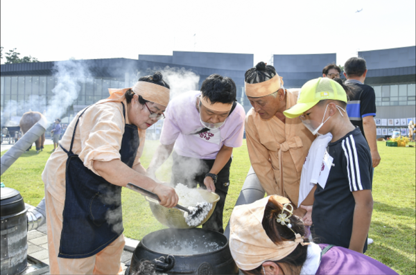 ▲전통 가마솥 밥을 짓고 있다.