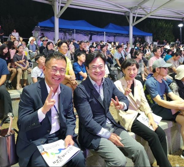 ▲사진 오른쪽 두번째 김병수 김포시장과 참여자들이 활짝 웃으며 손가락으로 행운의 V자를 보내고 있다. 