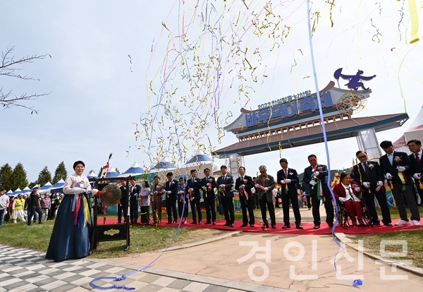                                                     ▲김보라 시장이 개막을 알리는 퍼포먼스를 펼치고 있다. 