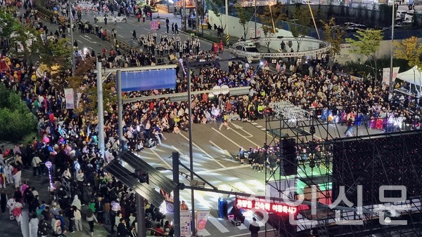                                                                                              ▲5일 펼쳐진 길거리 퍼레이드 