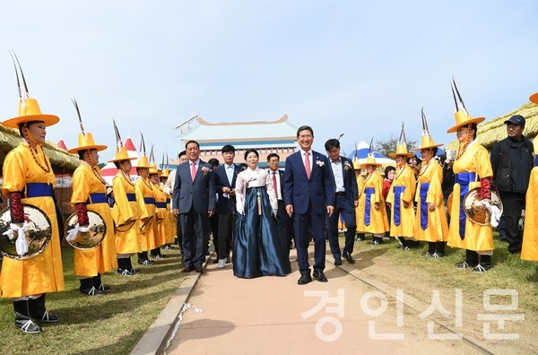                                            ▲축제장으로 입장하고 있는 김보라 시장과 김학용 국회의원, 안정열 의장 등 내빈들