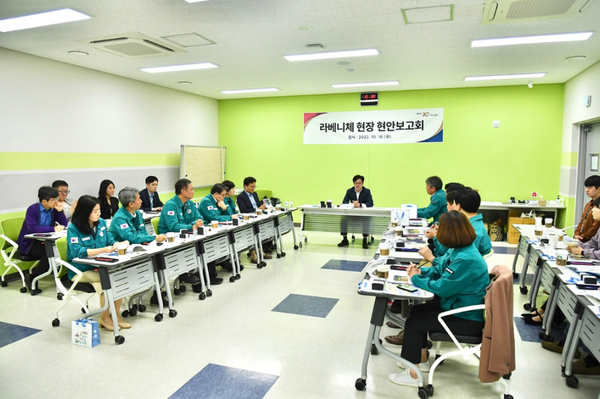 ▲김병수 시장이 간부들과 함께 라베니체 현장을 점검하고 있다. 