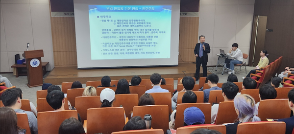 ▲이진성 전 헌법재판소장과 인천대 법학부 구성원간 단체사진,