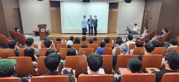 ▲이진성 전 헌법재판소장에게 기념선물 증정하는 법학부 학생회,