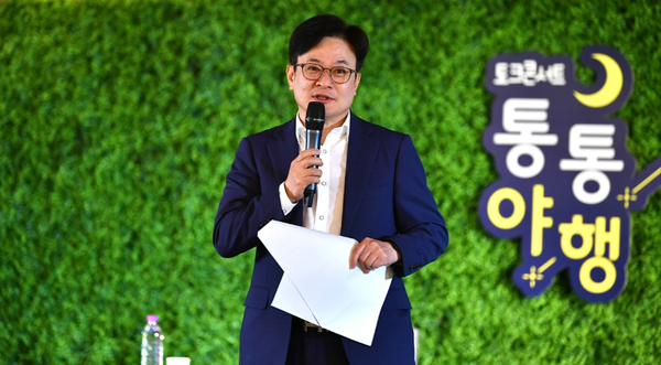 ▲지난 13일 저녁 장기도서관 옥상정원에서 개최된 토크콘서트 통통야행에서 김병수 시장이 시민들과 대화하고 있다. 