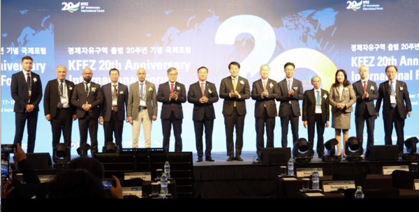 ▲경제특구위원회 위원장 등 해외 8개국 경제특구 대표 등이 참석 단체 기념 촬영,