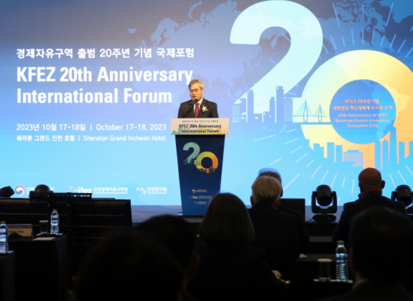                                                                              ▲김진용 인천경제청장이 환영사를 하고 있는 모습,