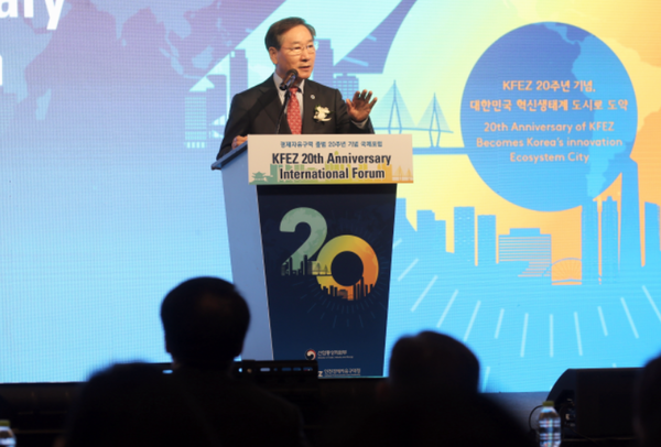                                                          ▲유정복 인천시장이 축사를 하고 있는 모습,