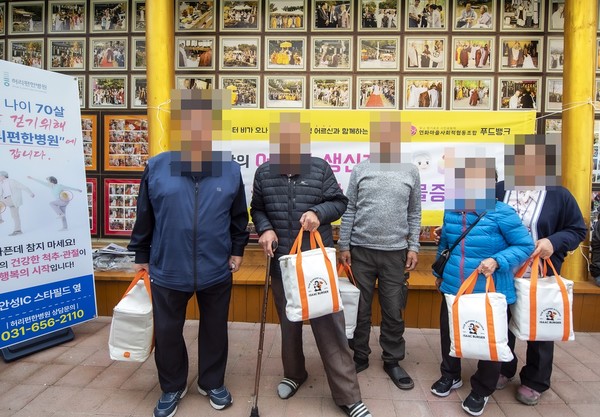                                                 ▲생일을 맞으신 어르신들께 소고기 꾸러미가 전달됐다. 