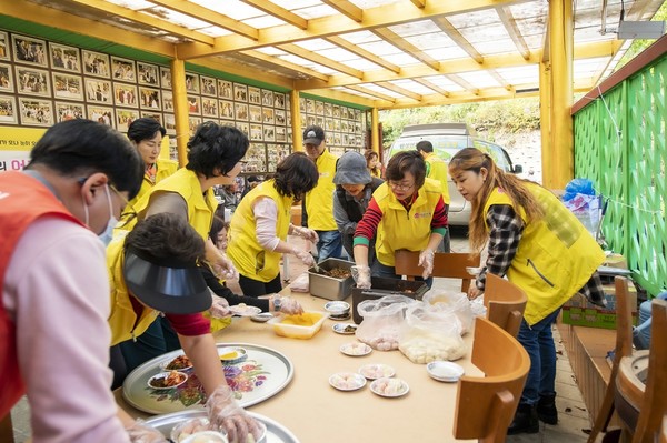                                                                                      ▲봉사자들의 손길이 분주하다.