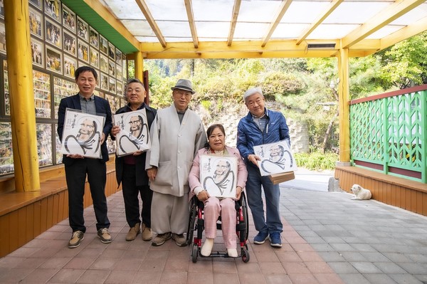 ▲좌로부터 보개농협 김학범 조합장,  이진석 전 자봉센터장, 정림스님, 정토근 부의장,  장애인협회 여운천 회장