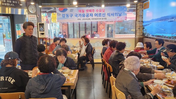 김영배 대표가 식사 대접을 하면서 어르신들과 대화를 나누고있다