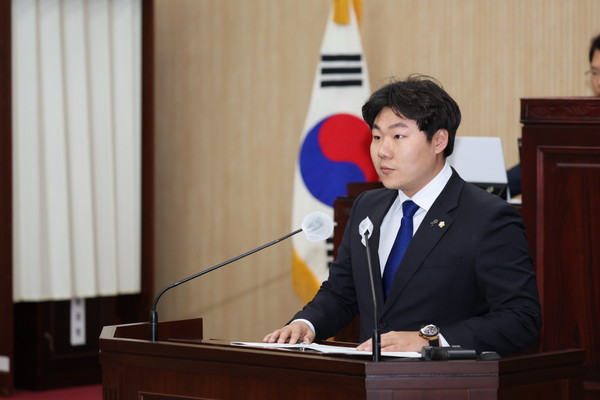                      ▲최승혁 의원이 옥외광고물법 개정촉구 건의안을  대표 발의했다. 