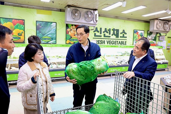                    ▲농림축산식품부 한 훈 차관이 김장철 농축산물 수급상황을 점검하고 있다. 