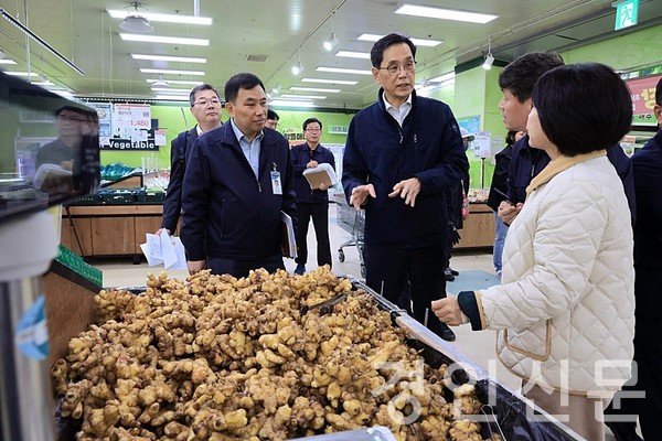                   ▲한 훈 차관이 수원하나로마트를 방문, 관계자들에게 질문하고 있다. 