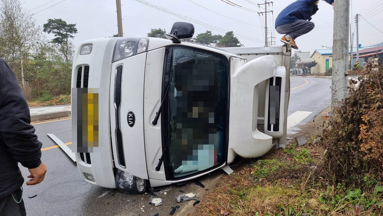                                                ▲승용차와 화물차가 충돌해 화물차가 전도됐다. 