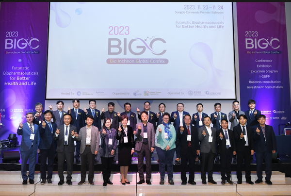                                              ▲2023 바이오 인천 글로벌 콘펙스 포스터 및 개막식 단체촬영,