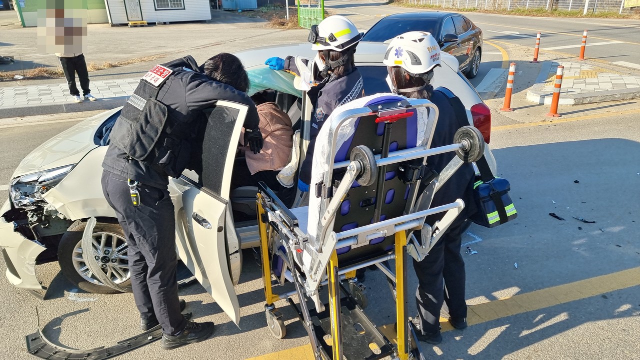 ▲구급대원들이 부상자를 구조하고 있다. 