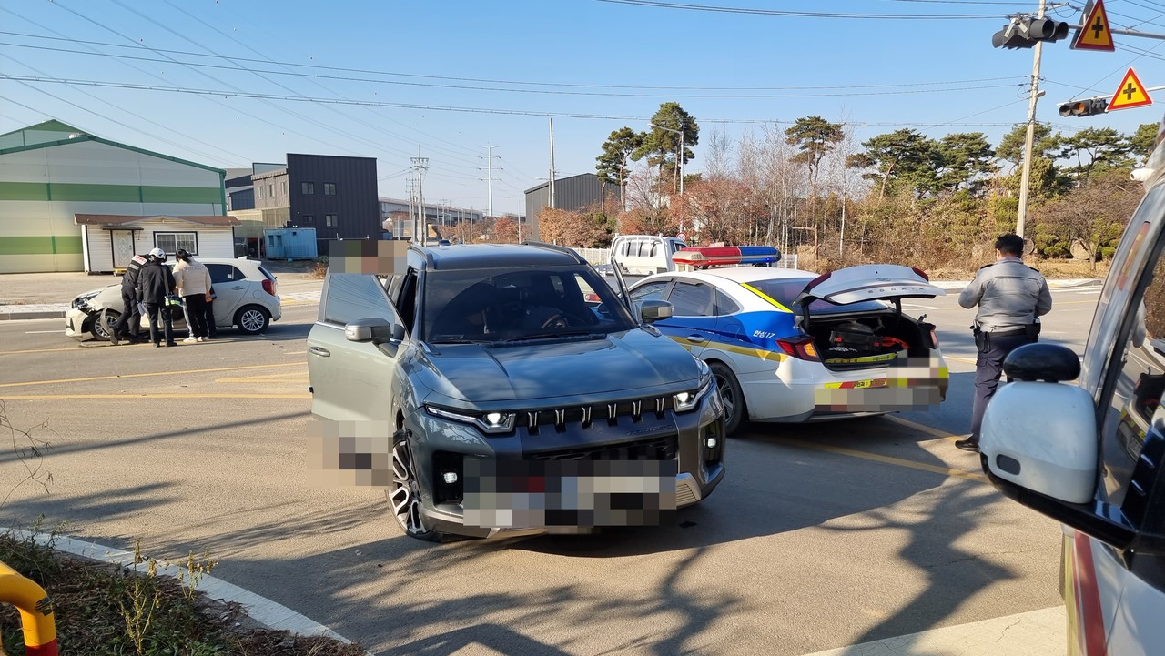                             ▲사고 차량들과 경찰차량 