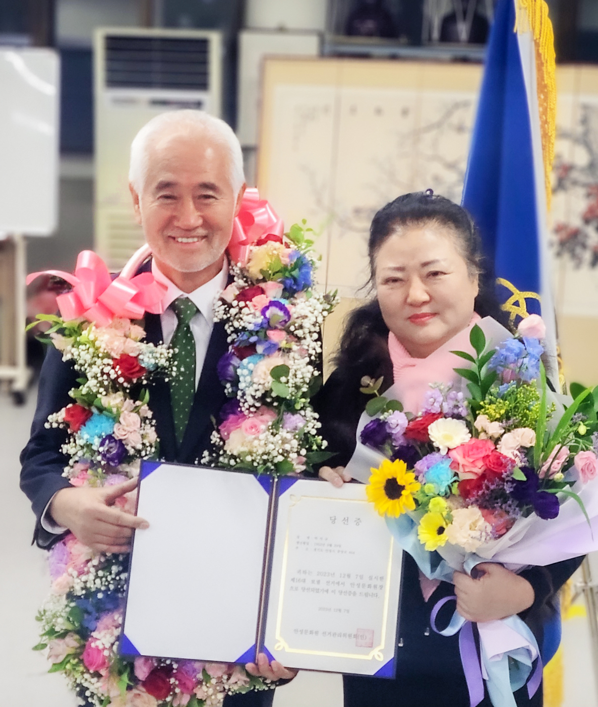      ▲안성문화원장 보궐선거에서 박석규(좌}전 안성시사회복지사협회장이 당선됐다. 