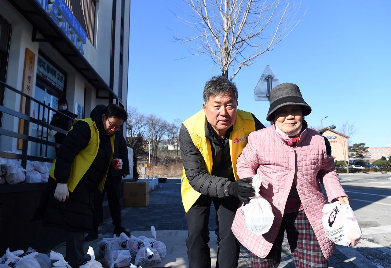 ▲팥죽 나눔에 기뻐하는 어르신과 이재용 이사장