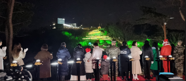                                     ▲김병수 시장과 김포시 홍보대사들이 애기봉 트리 점등 모습을 바라보고 있다. 