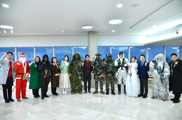                                                                 ▲애기봉에 몰래온 산타로, 