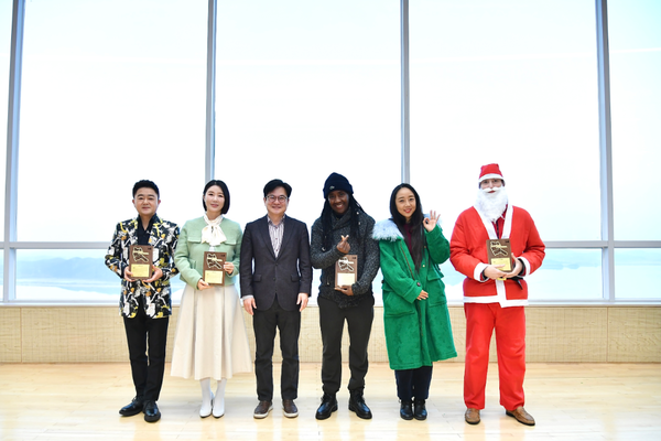 ▲신규 홍보대사 위촉 - 왼쪽부터 진시몬, 나비, 김병수 시장, 코나테 이브라힘, 문희, 안드레스 알비올                                              