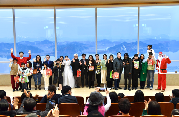                                 ▲김포시 홍보대사와 시민들 단체 ,