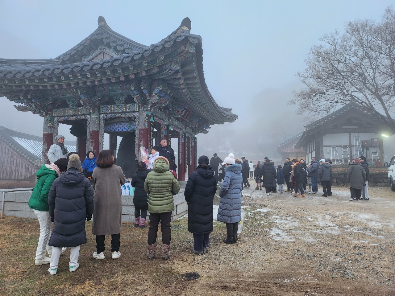 ▲타종 순서를 기다리는 시민들