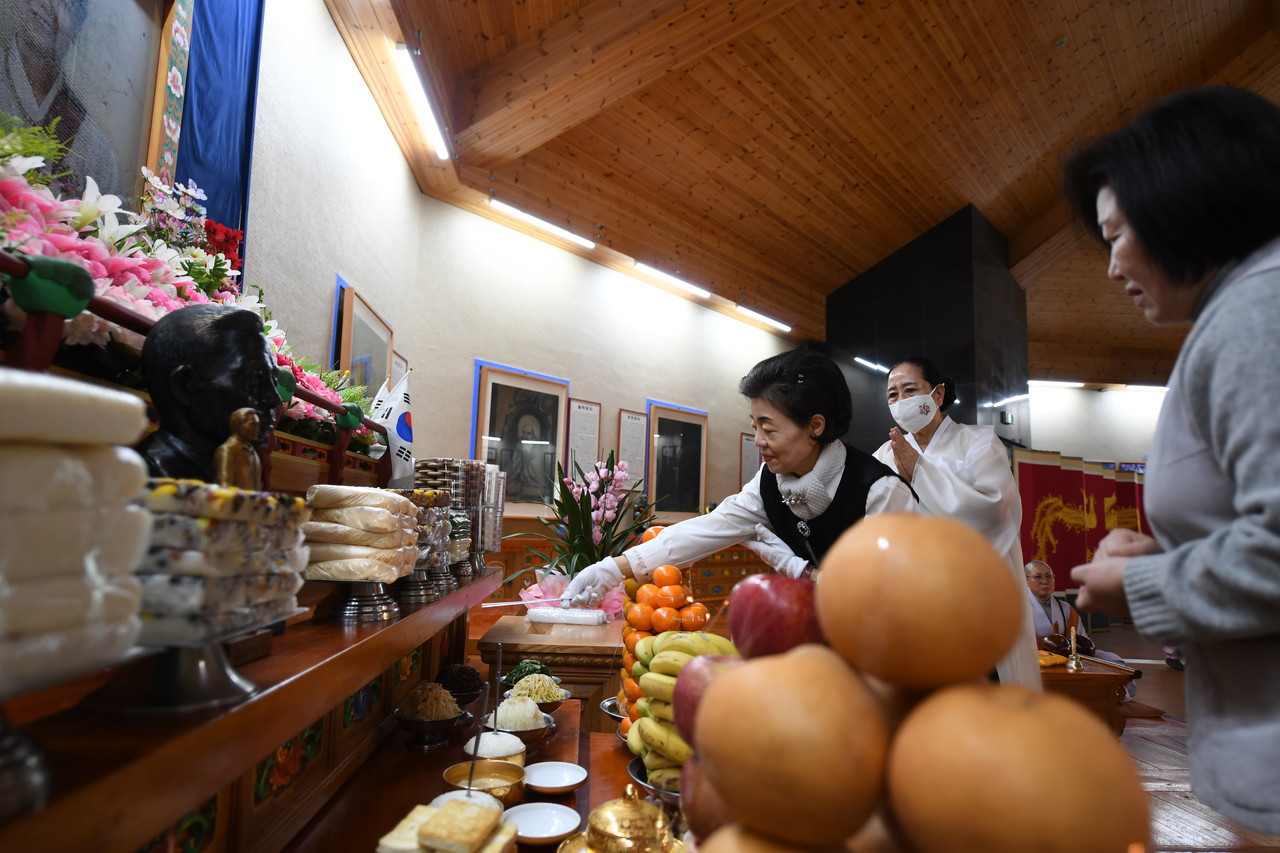 ▲박근령 여사가 제사상에 수저를 올리고 있다. 
