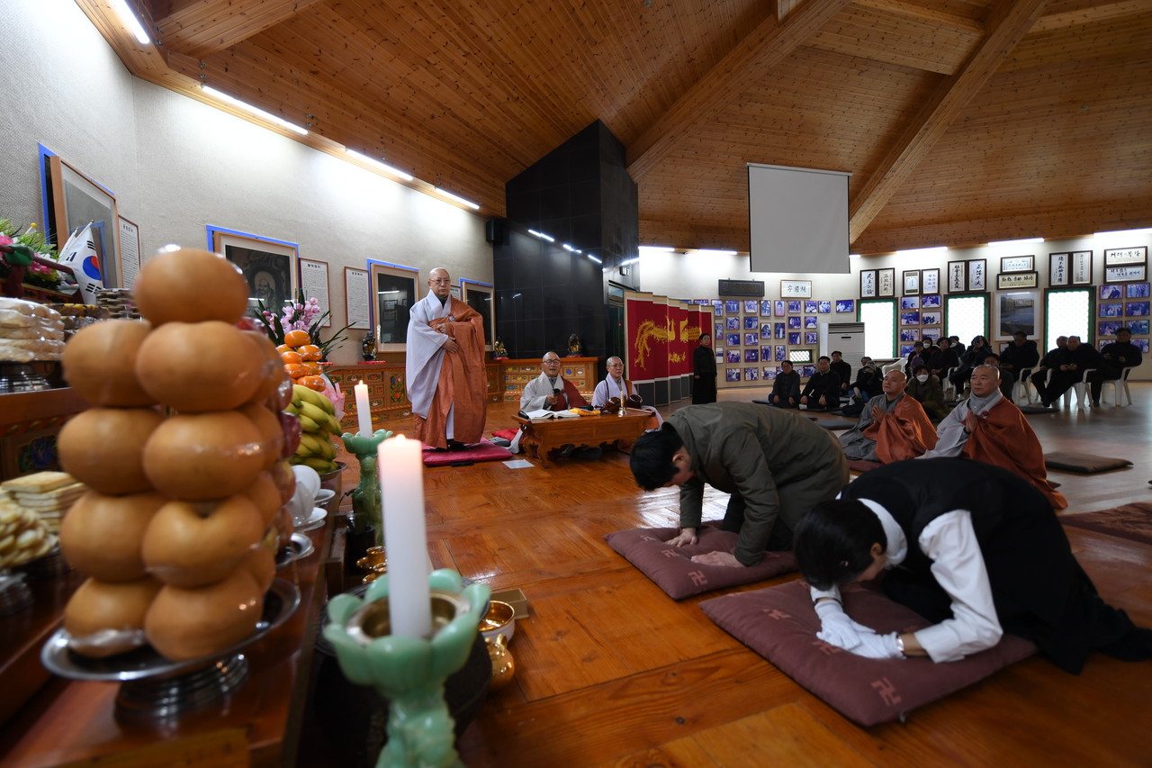 ▲부모님 영전에 절을 올리고 있는 박근령 여사 