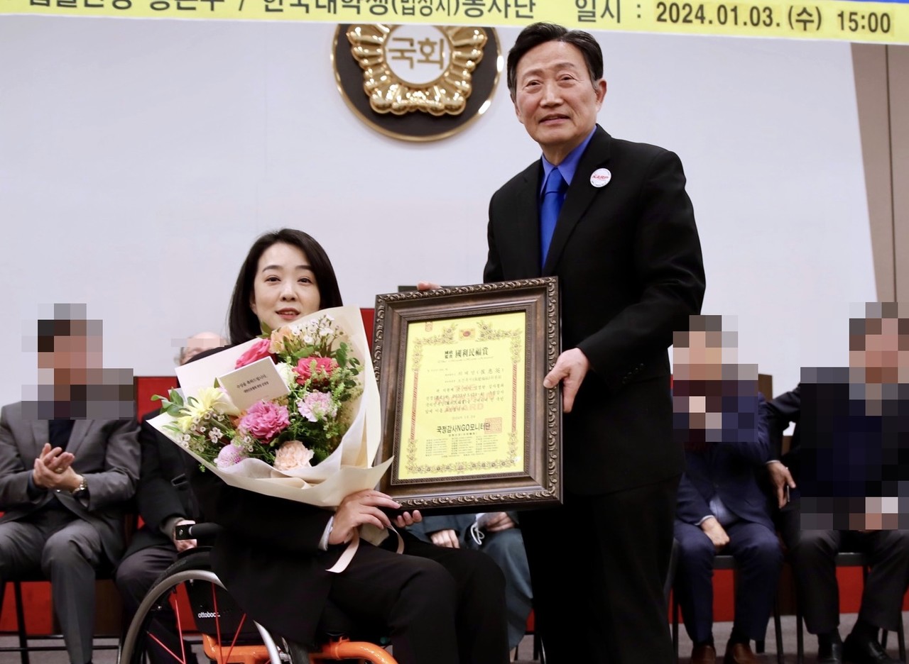 ▲최혜영 의원이 2023년도 국리민복상을 수상했다. 