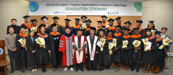 ▲기후변화대응 역량 강화 학위 1기 연수 석사 과정이 성공적 마무리 단체 기념촬영,