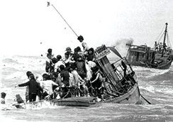 공산치하가 싫어 탈출하려는 약 106만 명으로 추정되는 월남의 '보트피플' [사진=방송화면 캡처]