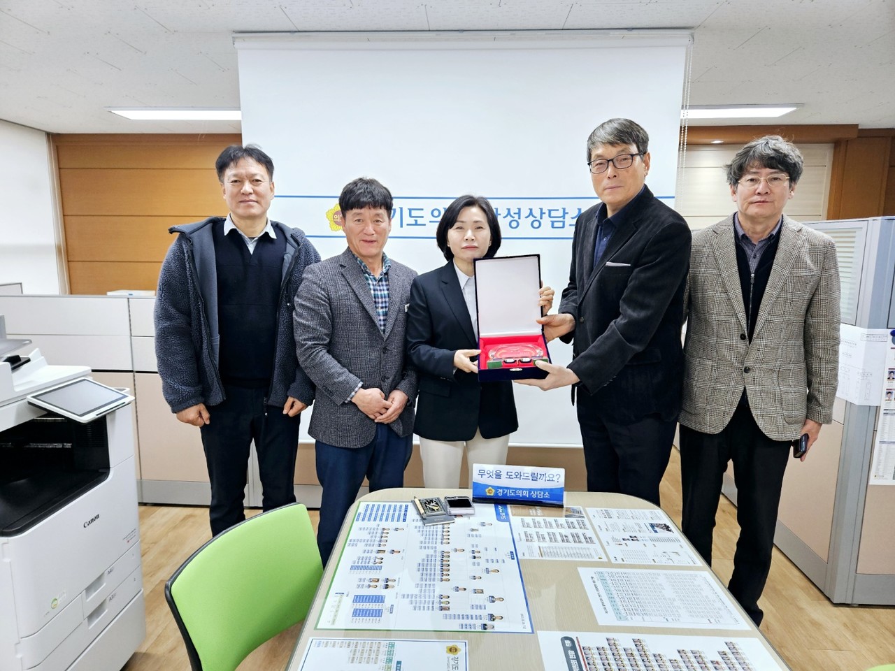 ▲황세주 도의원이 감사패를 받고 있다. 