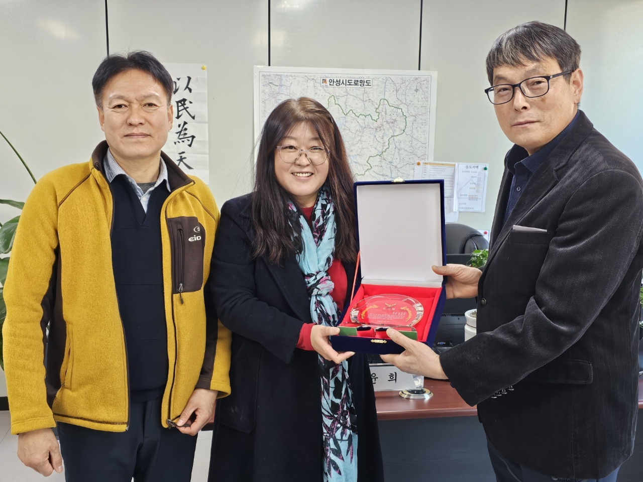                                    ▲감사패를 받고 있는 황윤희 시의원