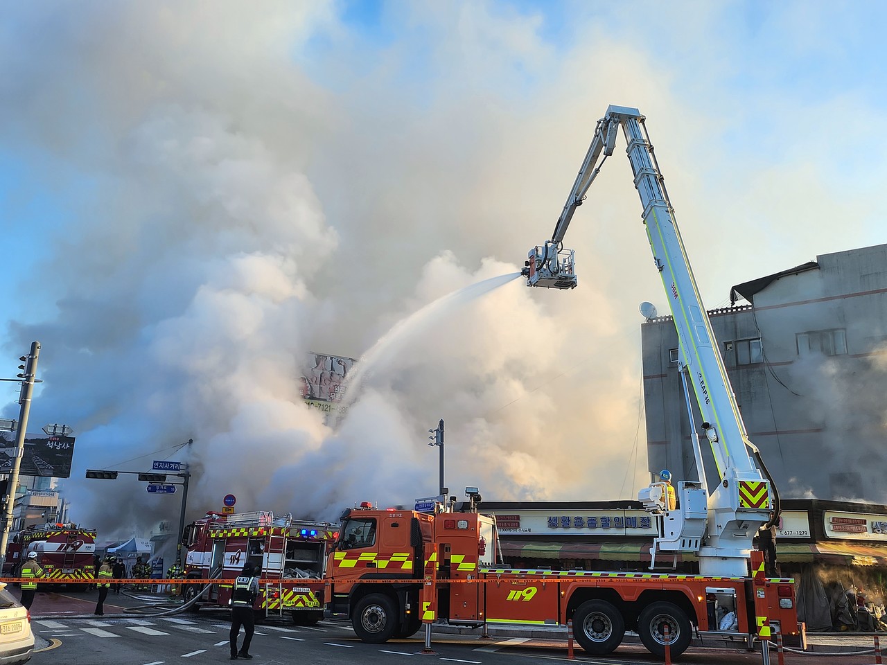               ▲펌프카를 이용해 불길을 잡고 있다. 