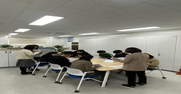 ▲문제 해결을 위해 숱하게 이어진 관광진흥과 관계자들이 머리를 맞대 문제 해결방법을 모색하고 있는 모습,