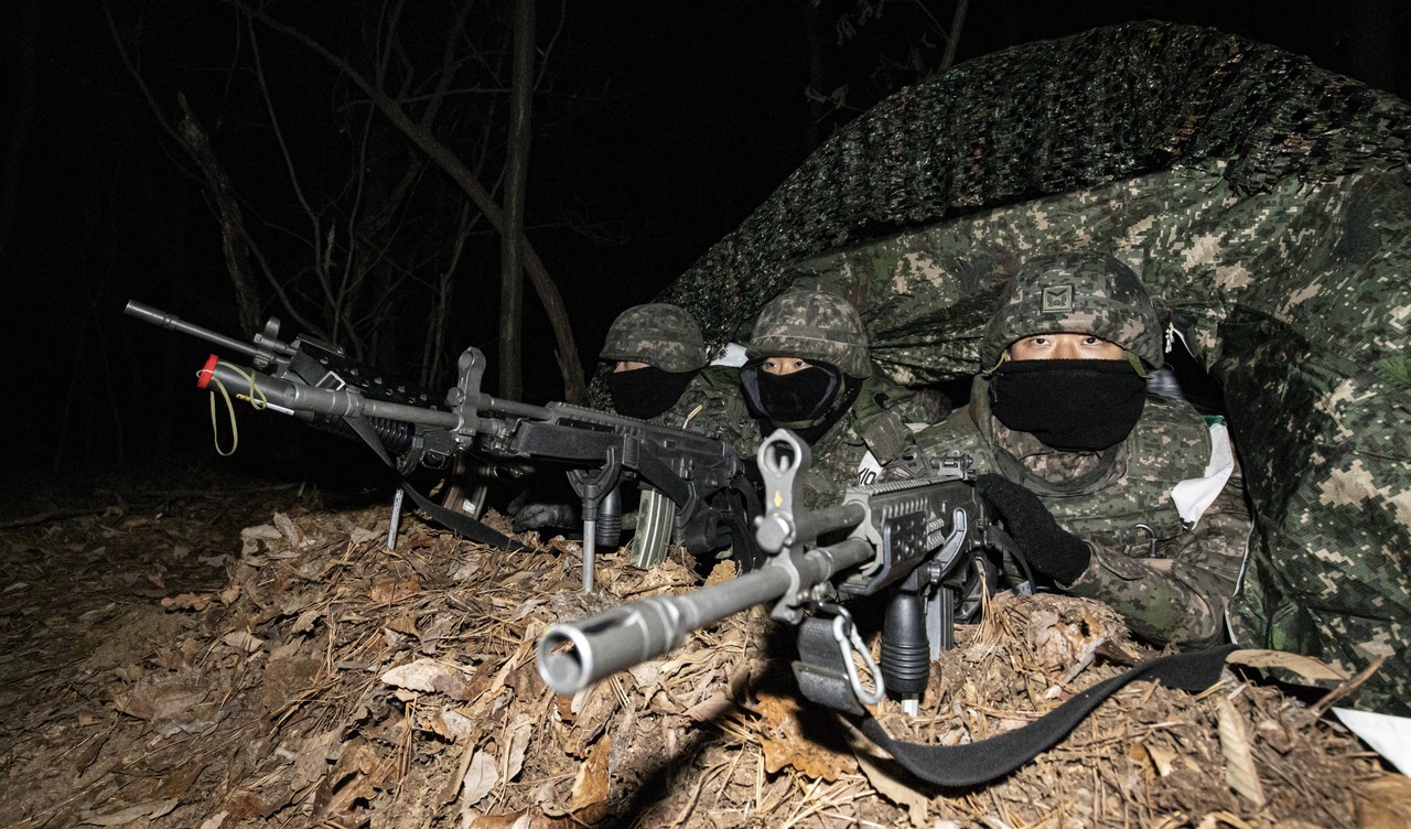                                         ▲육군 제55보병사단의 혹한기 야외전술훈련 모습