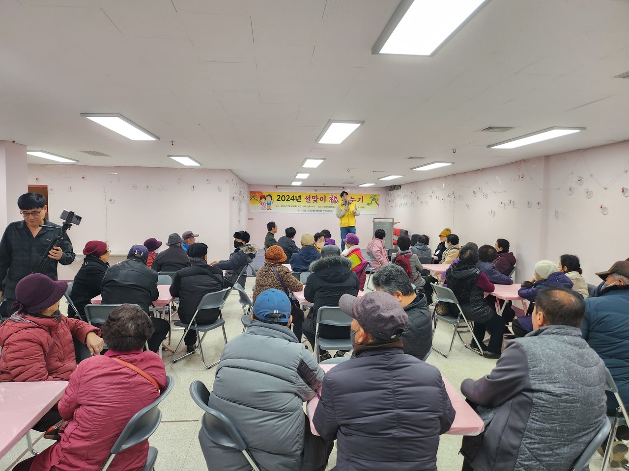                                  ▲새해를 맞아 정담회를 갖고 있는 회원들